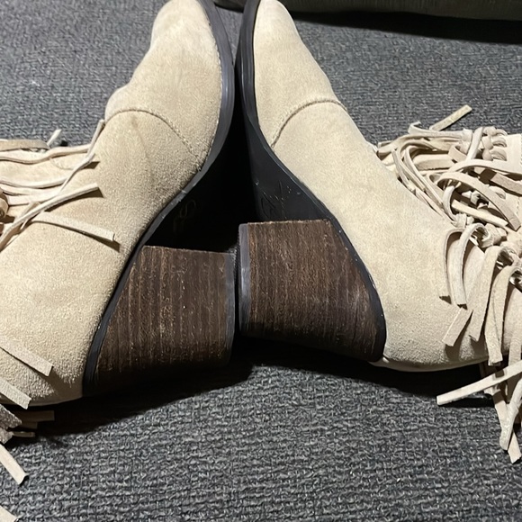 Suede boots with fringe. - Picture 2 of 6